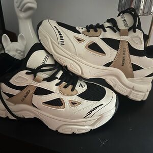 Steve Madden size 8 sneaker beige, black and white
They go withh everything!
